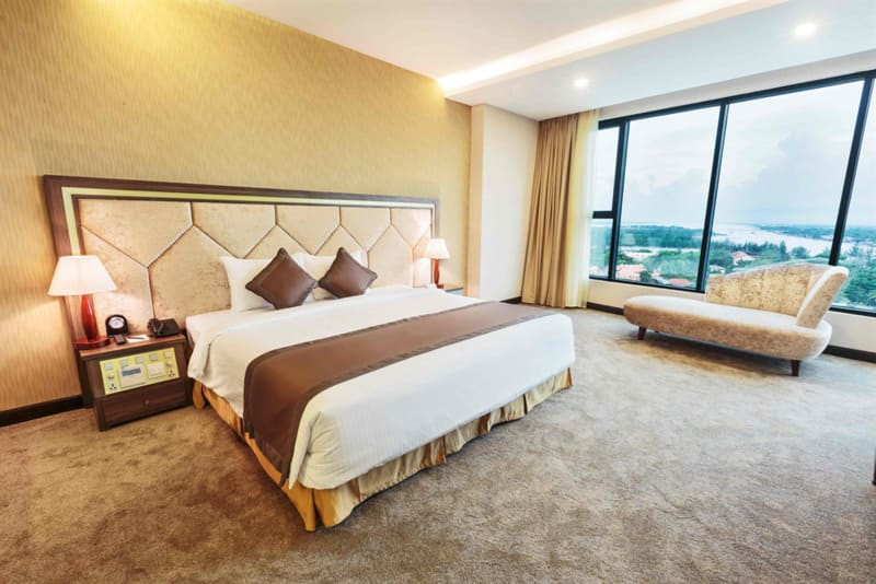 Phòng Executive Suite sang trọng với sofa và tầm nhìn rộng