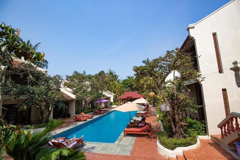 Bể bơi rộng lớn tại Hội An Phú Quốc Resort, được bao quanh bởi cây xanh