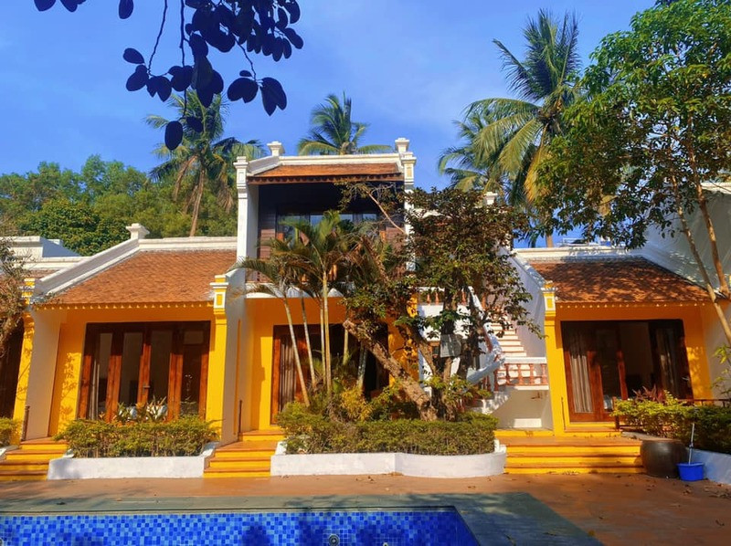 Phòng nghỉ tại Hội An Phú Quốc Resort với nội thất gỗ ấm cúng và cửa sổ lớn