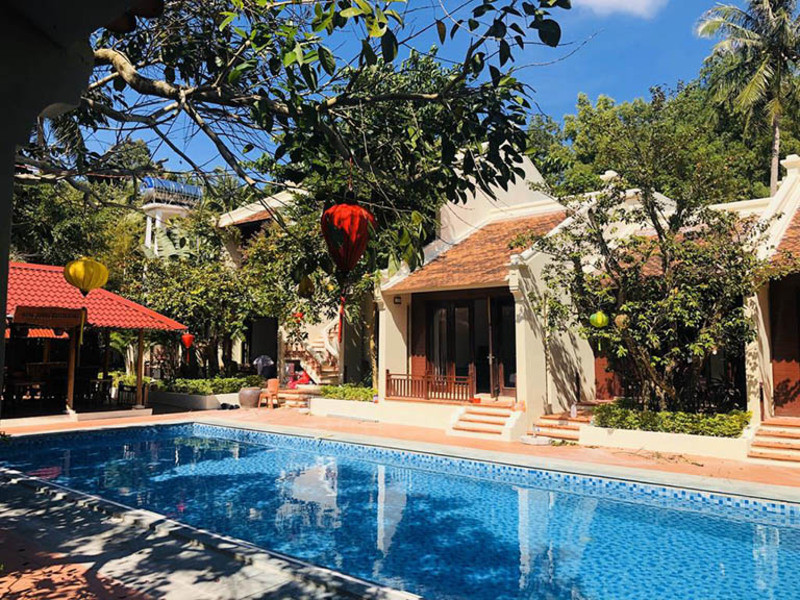 Nội thất tiện nghi và ấm cúng bên trong một phòng nghỉ tại Hội An Phú Quốc Resort