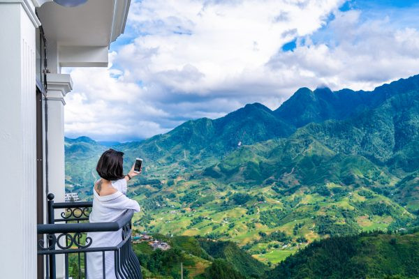 Toàn cảnh khách sạn Sapa Relax và khung cảnh núi rừng hùng vĩ