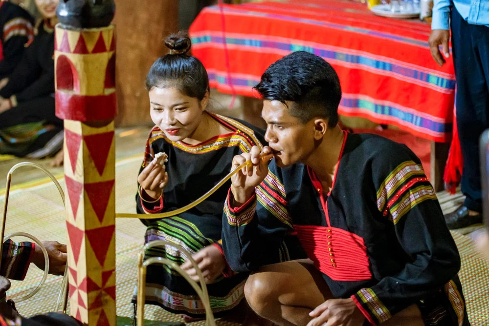 Du khách tham gia trải nghiệm các hoạt động cộng đồng