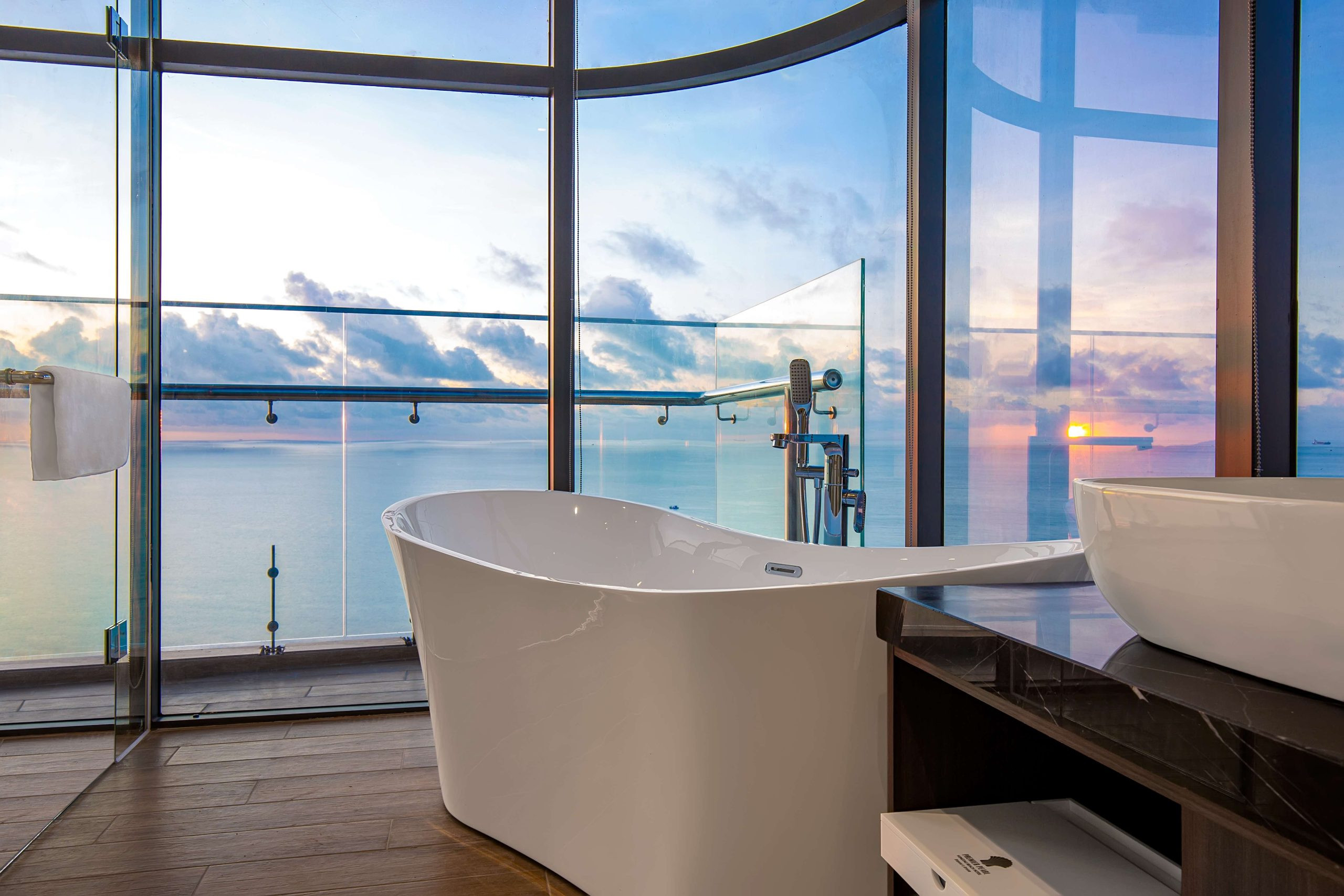 Phòng Premier Suite Oceanfront tại Premier Pearl Vũng Tàu với tầm nhìn bao quát biển