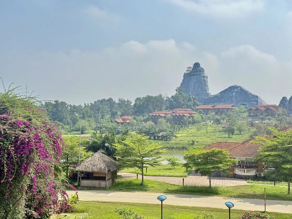 Khu vực lưu trú tại Làng Văn hóa với kiến trúc mái dốc lợp ngói đỏ