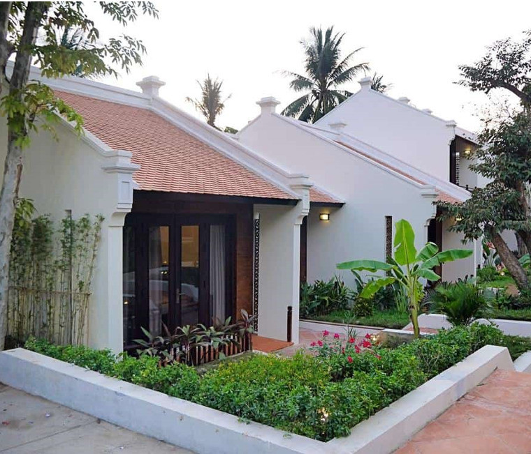 Phòng Superior hướng vườn tại Hội An Phú Quốc Resort với ban công nhìn ra cây xanh