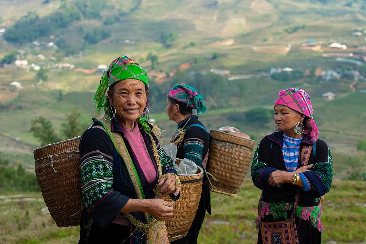 Trang phục truyền thống H’mông nổi bật với họa tiết thêu tay, ghép vải tinh xảo