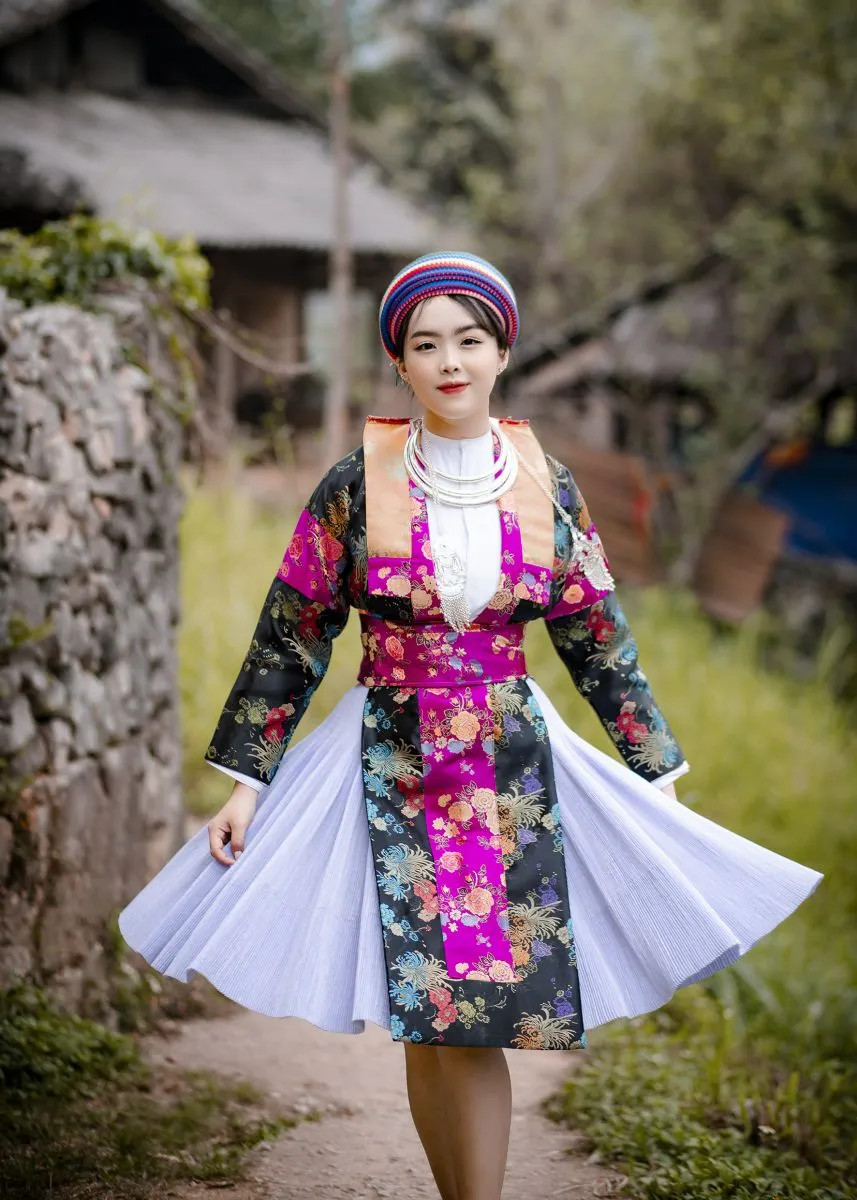 Trang phục nữ của dân tộc H’mông trắng đằm thắm, dịu dàng