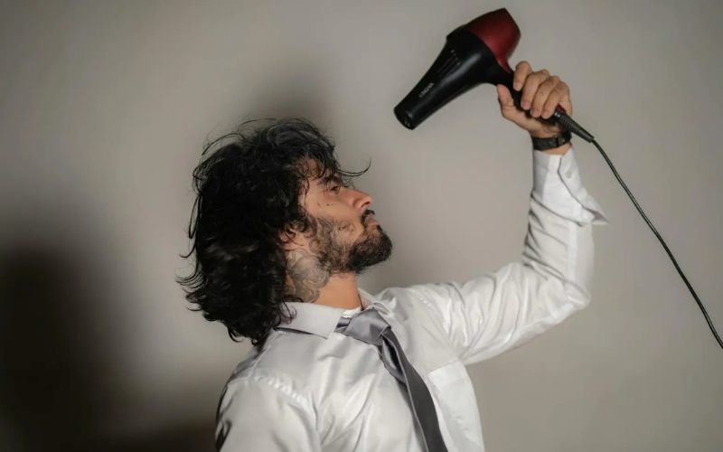 Sấy tóc theo hướng nâng chân tóc để tạo độ phồng tự nhiên cho kiểu tóc wolf cut